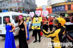 两男戴枷锁被牵着游街 调侃男性性功能是行为艺术？