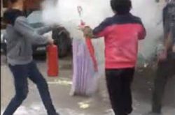 如此闹婚!灭火器成闹婚神器 伴娘被喷满脸百色粉末