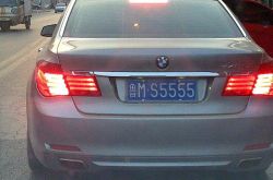 男子给新车摇到吉祥车牌号  4S店:不能上