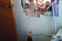 老人在家上厕所突然天降巨石 系开发商偷偷拆邻居房