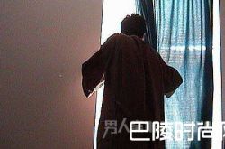 猥琐男偷看女孩洗澡被当众戳穿 眼红暴怒捅死老乡