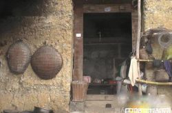 真“活死人墓”？八旬老夫妇将坟墓建家中30年