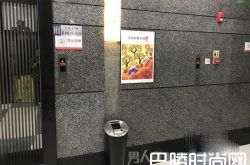 重庆一写字楼现奇葩电梯 有按钮没有电梯门这是什么鬼