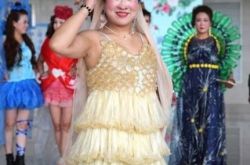 这个大妈不一般 3000安全套做成连衣裙！