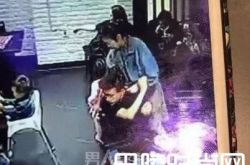 女童饭店叫喊被踹引众怒 邻桌女大学生上来就是一脚