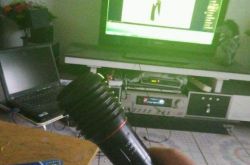 女子唱歌太难听遭邻居殴打 上来两巴掌就将其掀翻在地