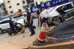 猖狂至极！ 昆明“老赖”宝马车被查雇人法院门口抢车