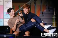 宋仲基被公主抱显娇羞 没想到男神也是有这一面的