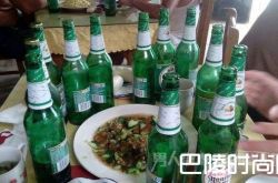 两男子为红颜拼酒 谁赢谁把女子领回家