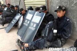 新疆警察感动网友 有一种警察叫做新疆警察！