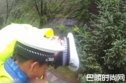 警察上班时间打游戏被点赞？背后的原因你一定想不到