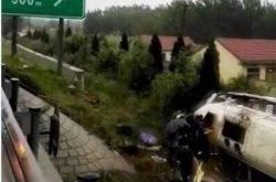 突发！ 山东一客车因雨天路滑侧翻7人死亡多人受伤