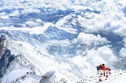 男子登珠峰晕倒无人问 珠峰对人性的拷问