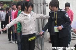 高考考生鞋底含金属片无法过安检 交警助其回家换鞋