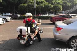 老师忘带50名学生准考证 民警连闯红灯逆行送达