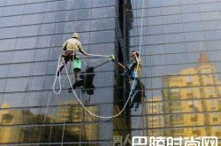 男子爬楼顶怒割粉刷工安全绳 只因声音太大被吵到