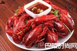 男子边吃龙虾边听笑话 整只龙虾滑入气管