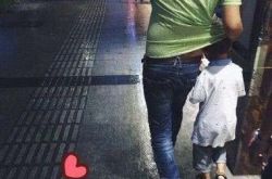 爸爸在暴雨中为孩子挡雨 爸爸是你永远的伞