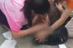 感动！ 老人心梗晕倒 两女孩交替为其人工呼吸