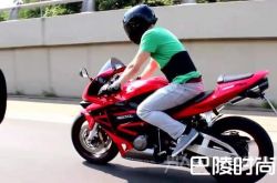 19岁男孩高速路骑摩托狂飙出人命 与货车相撞当场死亡