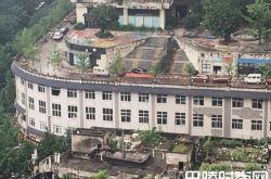 又一重庆建筑火了 马路修在了屋顶上