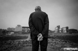 77岁大爷有老婆打36年光棍 分居两年就自动离婚了吗？