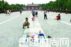 市民扎堆儿齐卧天坛丹陛桥 天坛丹陛桥成“理疗床”？