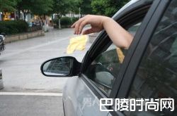 摩托小伙敲窗归还垃圾受社会点赞 别把文明素质丢了