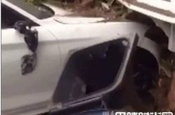 天降横祸 男子在家看电视被汽车撞飞