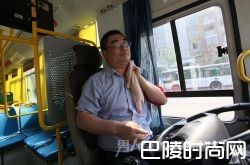 安徽公交车内高温56℃  乘客忍受移动的“桑拿房”