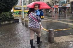 实力坑娃只服您！ 家长雨中不给孩子挡雨