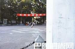 清华二校门被刻皇上我来了 网友：抓到就送去净身吧！