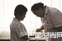 白癜风男孩用墨水涂黑白斑 背后的真相令人心酸……