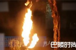 惊险！消防员抱喷火煤气罐下楼 体力不支竟然摔倒……