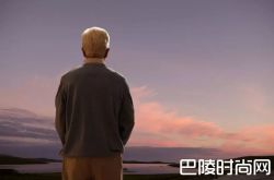 退休教授性情大变 一开口说话就跟人吵架