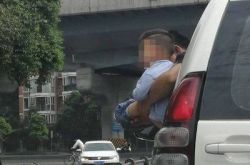 开车带孩子被抱出车窗撒尿 不怕死的家长无知