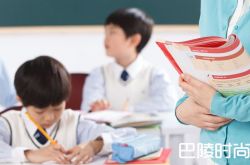 成绩发群里老师辞职是什么原因？