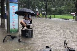 北京大雨马路变河流 北京男困垃圾桶上车被淹