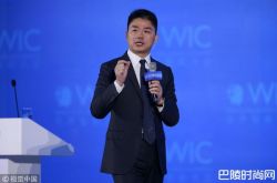 刘强东出身农村 曾运10车年货回馈乡里