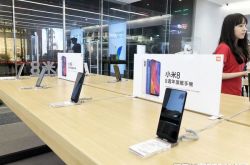 小米上市100天市值蒸发两千亿 雷军获股票98.3亿