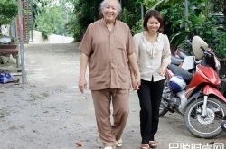 27岁女坚持嫁80岁翁 爷孙恋12年后近况曝光