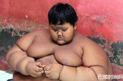 最胖男孩阿里亚·珀尔马纳躺原地吃5餐 狠甩100kg震惊众人