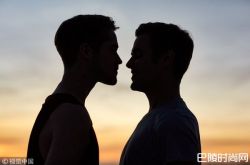 人妻深夜偷看G片 主角居然是老公