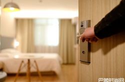 老婆王娟出轨老王开房 老公李浩捉奸至老王坠楼