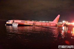 美国一波音737客机冲出跑道 掉落河中22人受伤