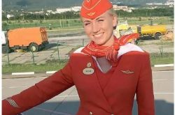 俄航空姐踢开舱门让乘客逃生怎么回事 俄航事故中的最美空姐