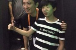 12岁直播吃鸡1个月爽赚3万 天才少年干脆辍学4年变惨