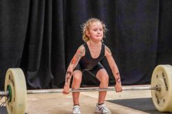 七岁小萝莉Rory van Ulft举重80公斤 最强悍女童只是个体操员