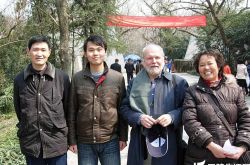 如何跟外国人交友聊天？