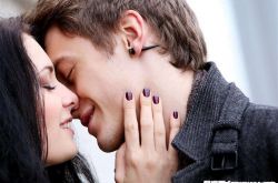 男人什么时候才能强吻女人
